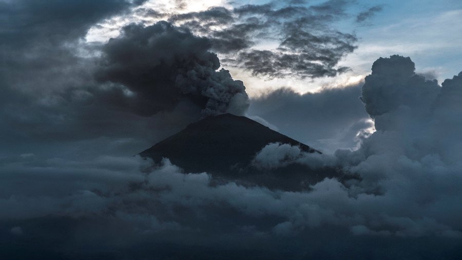 Erupting Bali volcano spews huge column of ash, forcing airlines to re-route flights (VIDEOS)