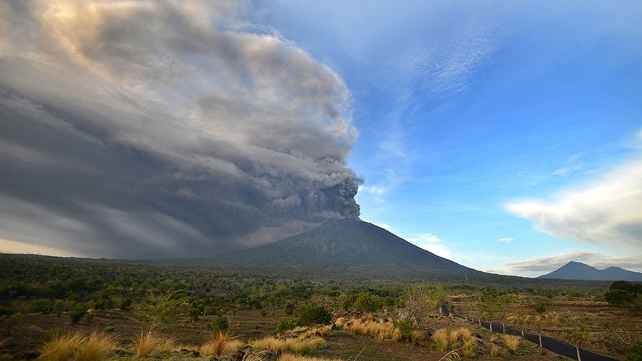 Bali issues red alert fearing ‘imminent’ larger eruption of Mount Agung volcano 