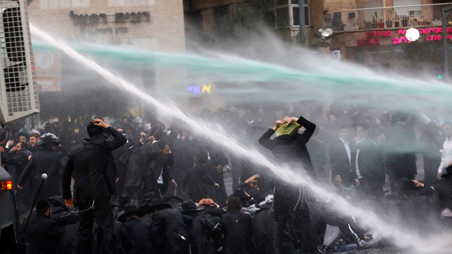 Ultra-Orthodox Jewish protesters dispersed by mounted police & skunk cannons in Jerusalem (VIDEOS)