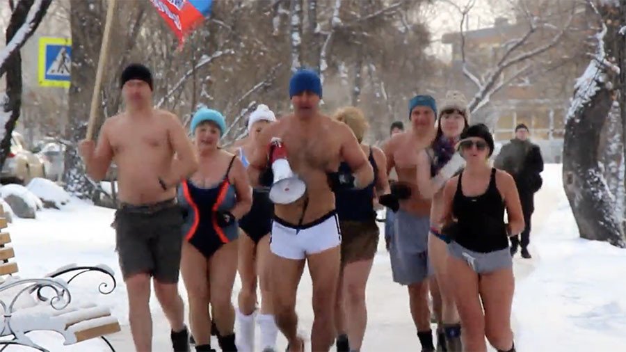 Ice Runners: Russians in swimsuits go jogging in -24C (VIDEO)