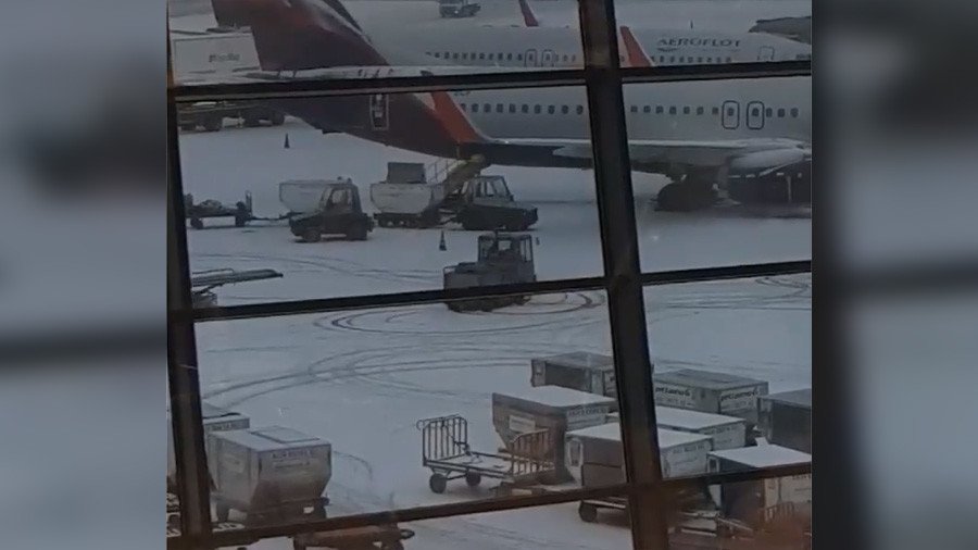 His last day at work? Baggage loader filmed drifting at busy Moscow airport (VIDEO)