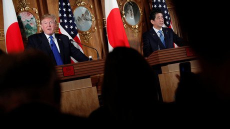 Just roll with it! Japanese PM Abe ‘falls into sand bunker’ while golfing with Trump (VIDEO)