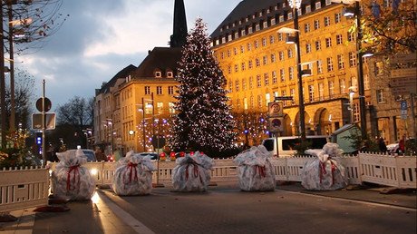 Gift-wrapped roadblocks protect German Christmas markets after last year’s truck attack (VIDEO)