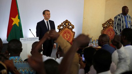 ‘Visas, Mr President!’ Algerians surround Macron, demand French visas (VIDEO)