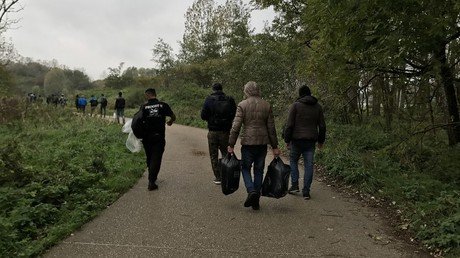 Several shot & dozens injured as 100+ migrants face off in bloody clashes in Calais 