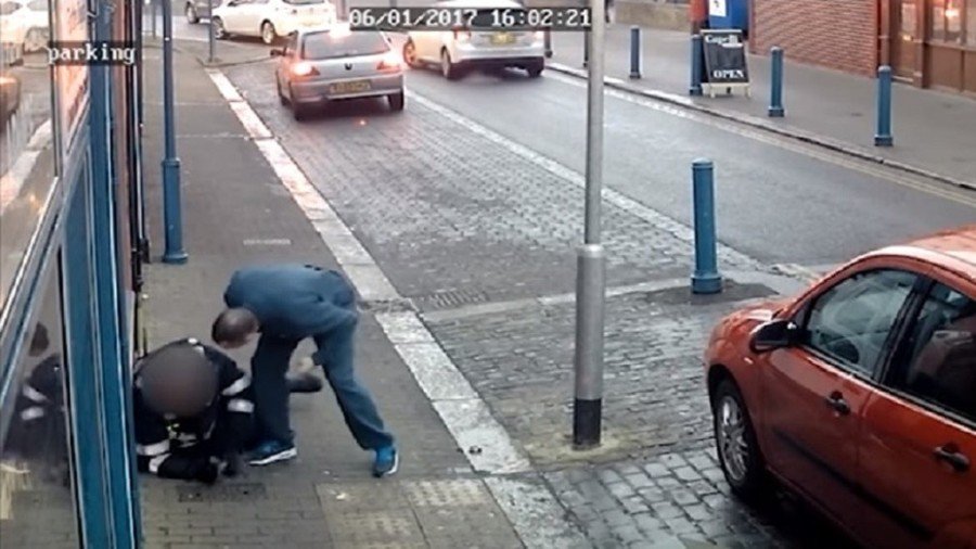 CCTV captures moment thug attacks traffic warden over parking ticket (VIDEO)