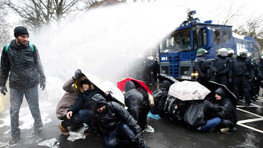 Police use water cannon as protesters try to disrupt AfD summit (PHOTOS, VIDEO)