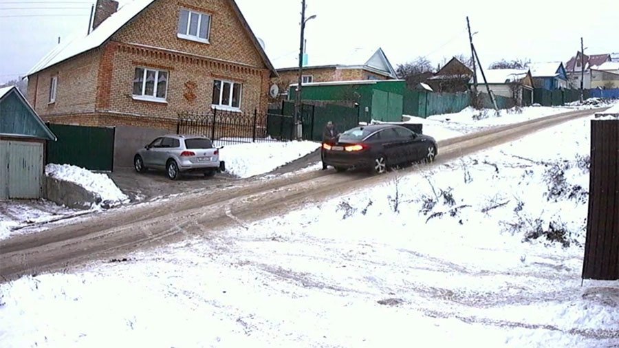 Cool runnings: Russian driver’s desperate sprint after runaway car (VIDEO)