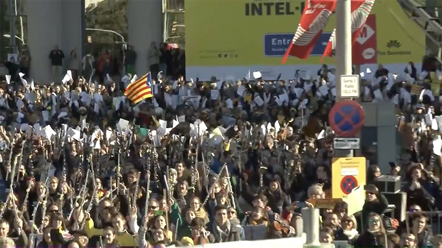 ‘Music for freedom’: Watch 10,000 sing & play in Barcelona square to support jailed Catalan leaders