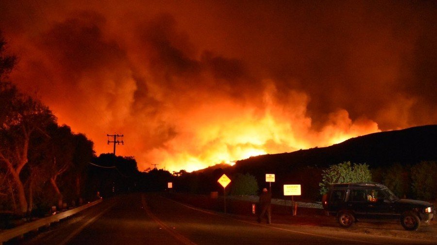 Thousands evacuated as #ThomasFire blazes across southern California (PHOTOS, VIDEOS)