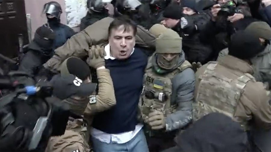 Chaotic scenes as Saakashvili dragged into police van in Kiev (VIDEO)