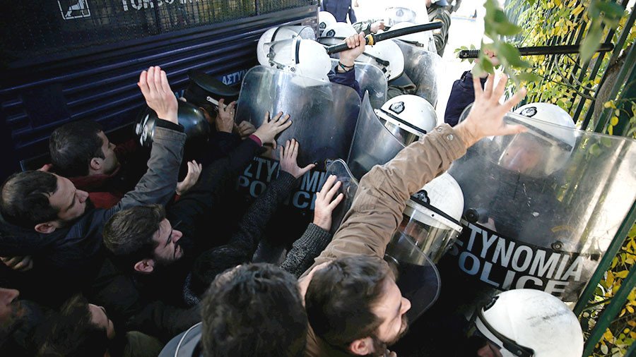 Protesters break into Greek labor ministry, clash with riot police (VIDEO)