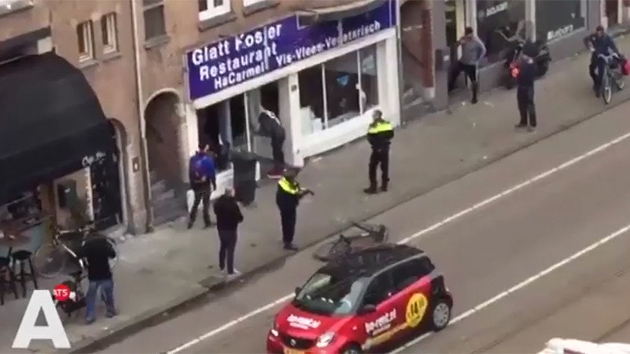 Man with Palestinian flag storms Israeli restaurant in Amsterdam (VIDEO)