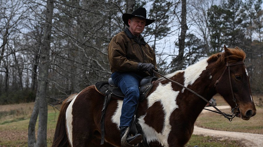 Alabama senate GOP nominee Roy Moore rides in on horseback to vote (VIDEO)