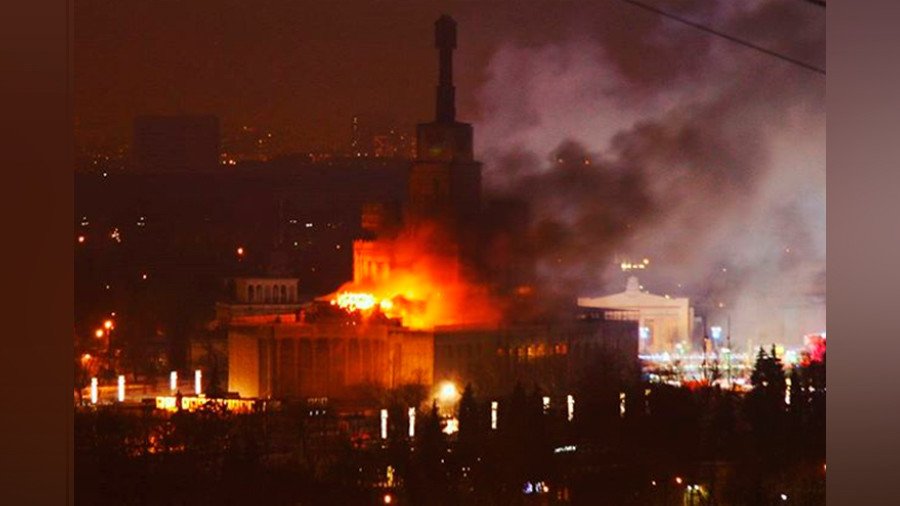 Huge blaze engulfs exhibition building in Moscow’s north (PHOTO, VIDEO)
