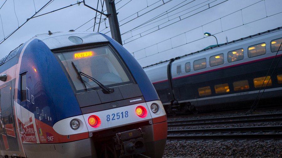 Train cuts school bus in two in southern France, at least 4 children dead (VIDEO)