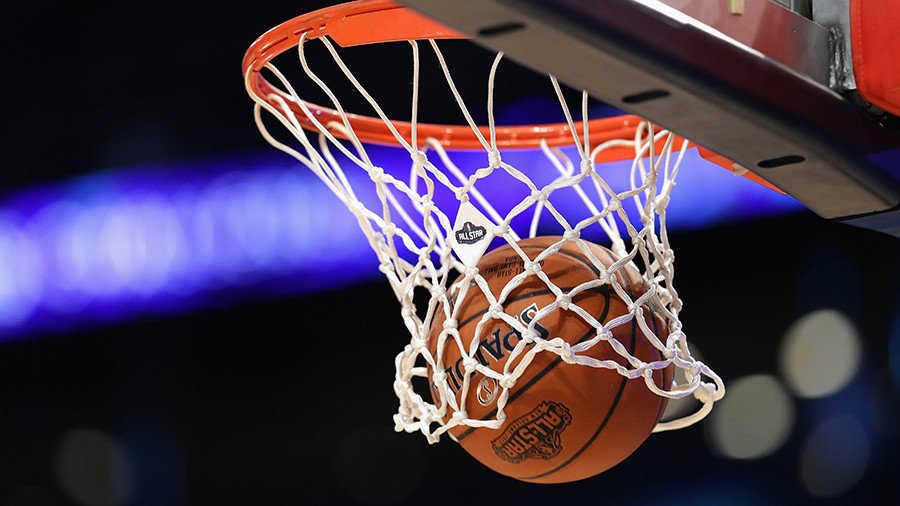 Basketball fan makes half-court shot to win $10,000 (VIDEO)