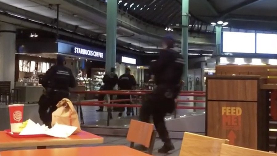 Knife-wielding man prompts Dutch police to open fire at Amsterdam Airport (VIDEO)