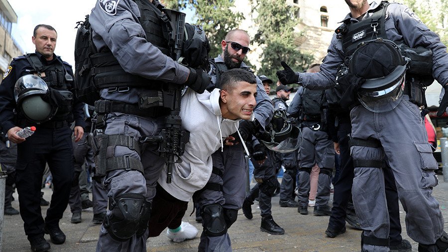 Israeli policeman punches woman in face as Jerusalem protests get heated (VIDEO)