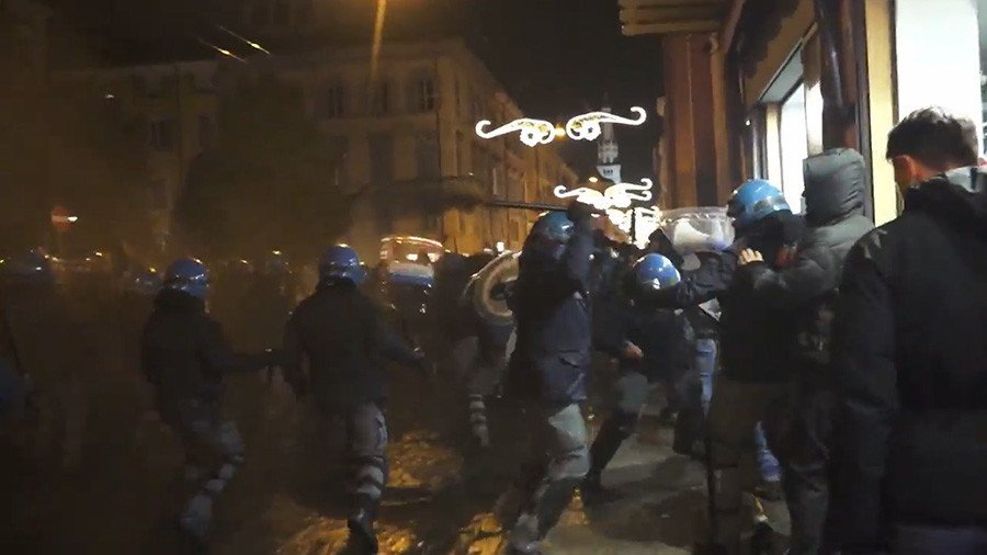 Italian police violently disperse anti-fascist protesters in Modena (VIDEO)