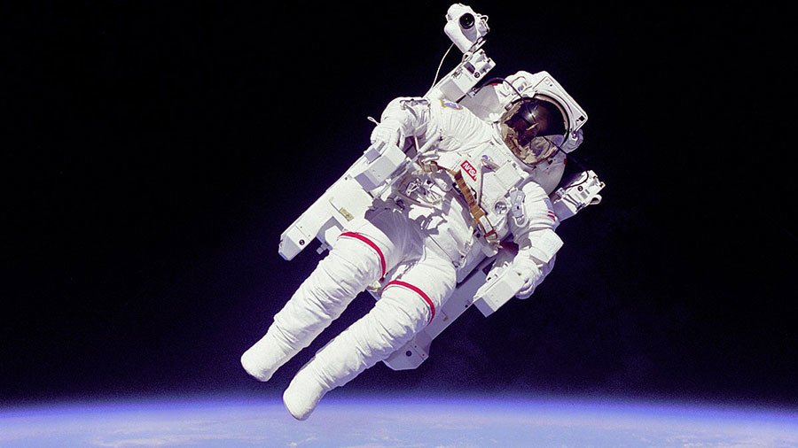 1st astronaut to free-float in space dies at 80