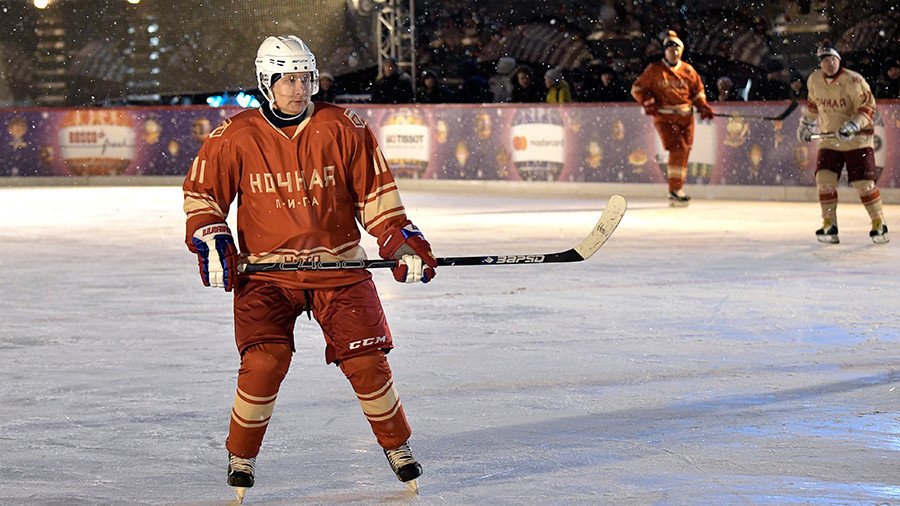 Putin shows off hockey skills on Red Square ice rink (VIDEO)
