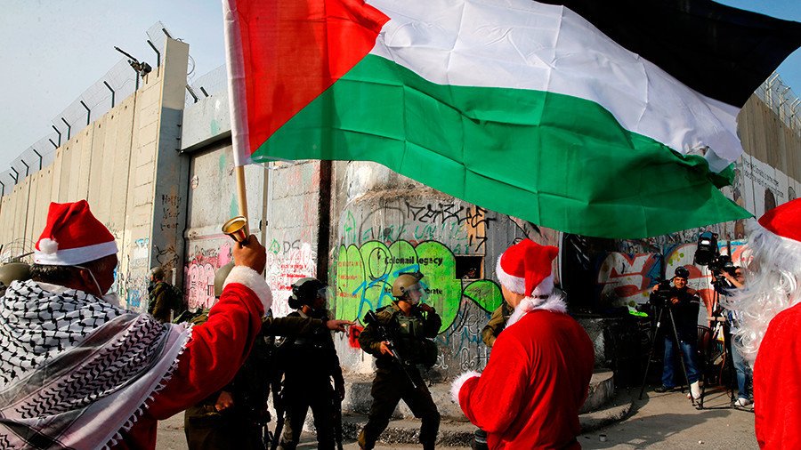 Santa costume-clad Palestinian protesters clash with Israeli forces in Bethlehem (VIDEO)