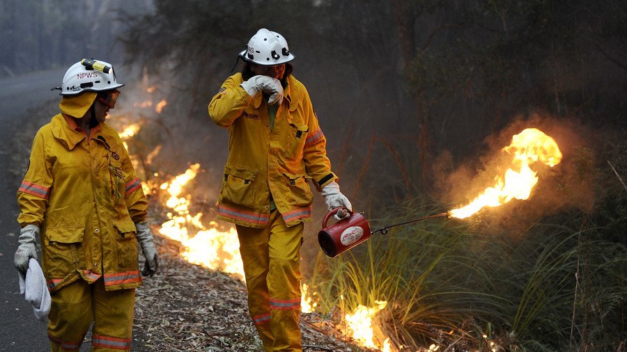 90 firefighters tackle Melbourne blaze as residents evacuated (PHOTOS, VIDEOS)  