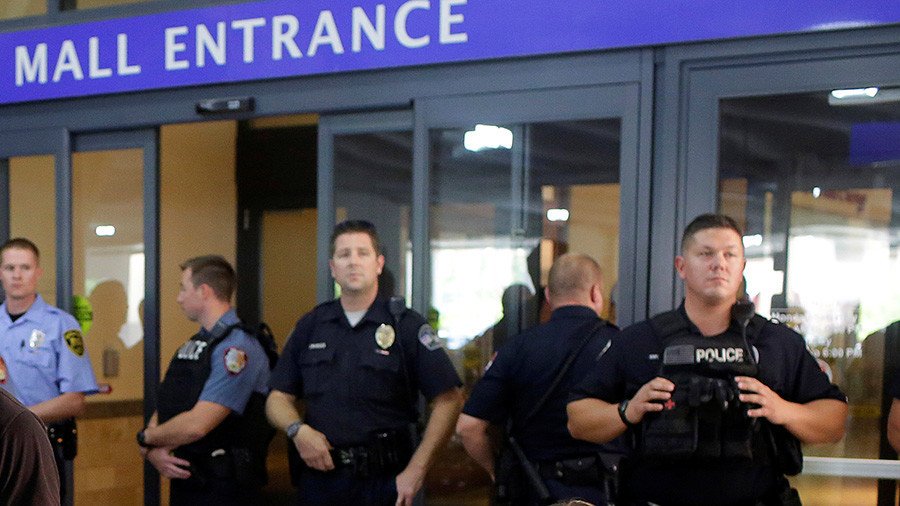 1,000-strong horde of teenagers forces lockdown of US mall (VIDEOS)