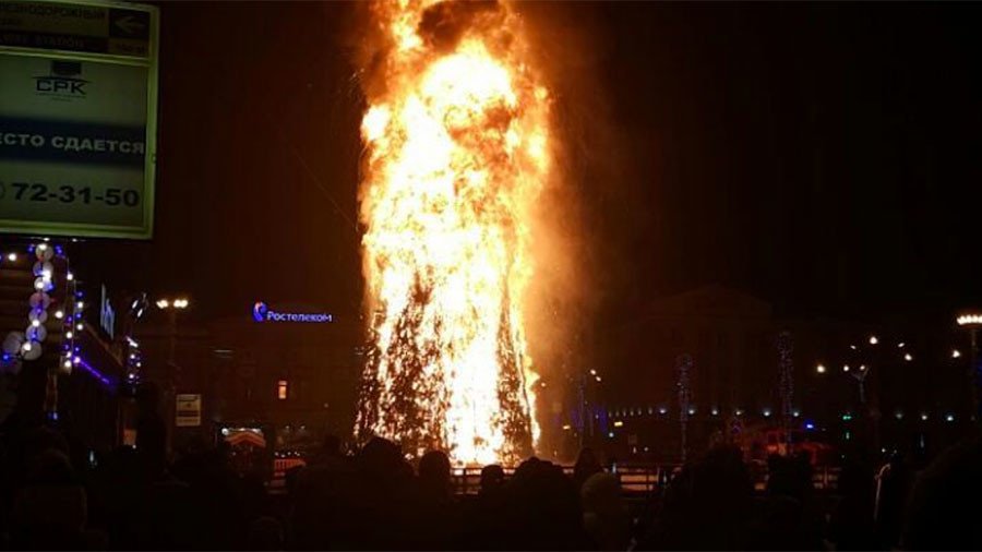 3, 2, 1, BURN! New Year tree goes up in flames in Russia’s Far East (VIDEOS)