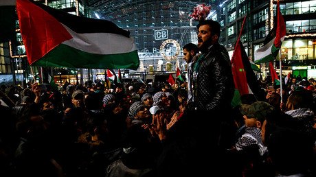Police forbid flag burning as pro-Palestine protesters hit Berlin streets (VIDEO)
