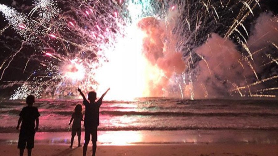Thousands flee fireworks blasts as New Year’s celebrations go wrong at Aussie beach (PHOTOS, VIDEOS)