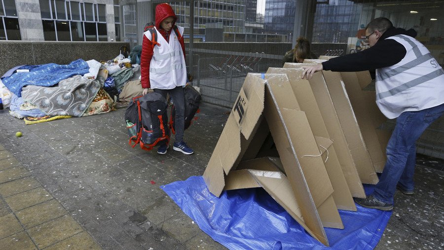 Homeless in Brussels receive portable cardboard tents to get through winter (VIDEO)