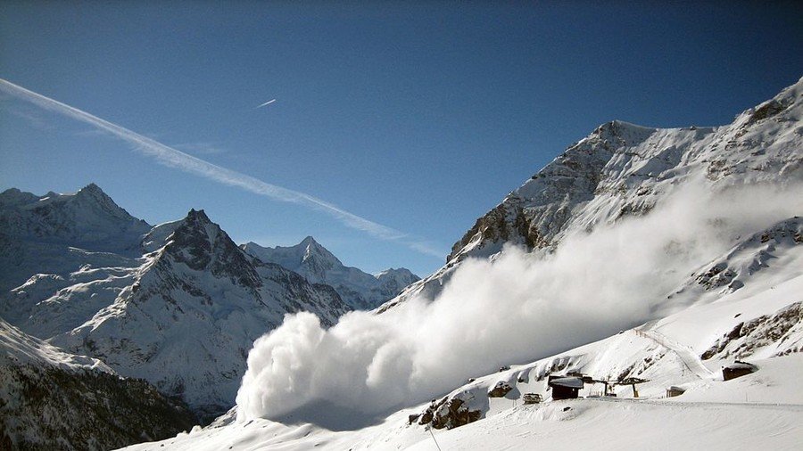 Snowboarder sprints from avalanche he triggered as friends look on in horror (VIDEOS) 