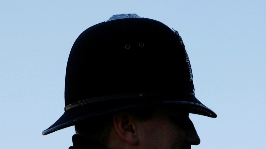 Public cross 'Thin blue line': Officer defends buying dinner in uniform