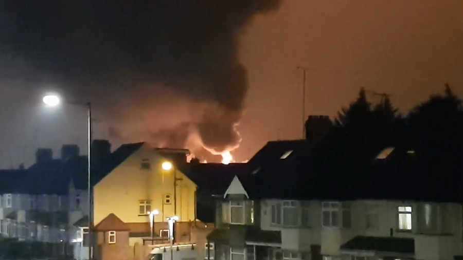 Huge fire engulfs paint factory in London (PHOTOS, VIDEOS)