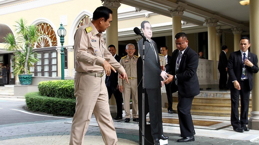 Thai PM evades press with cardboard cut-out of himself (VIDEO)