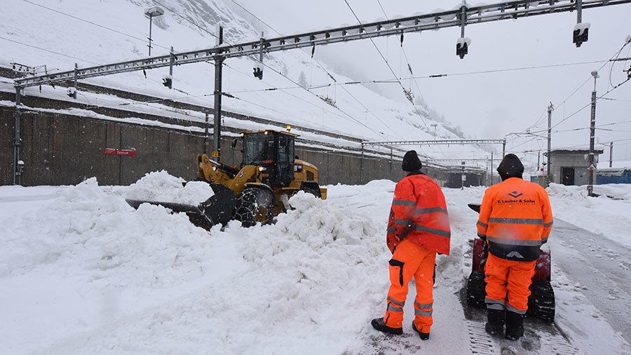 Heaviest snow in decades: Evacuations underway as 13,000 tourists trapped in Alps (PHOTOS) 