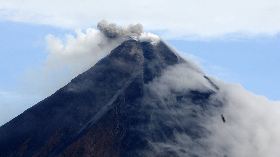 Volcanic ash triggers evacuation in Philippines, ‘hazardous eruptions’ feared (PHOTOS)