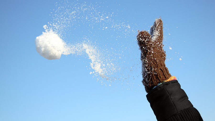 Snowball patrol: Russian police pelt runaway car with snow during high-speed chase (VIDEO)