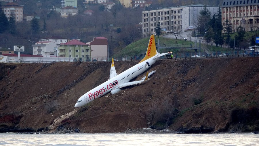Terrified passengers crawl out of Turkish plane that slid off runway, hung over Black Sea (VIDEO)