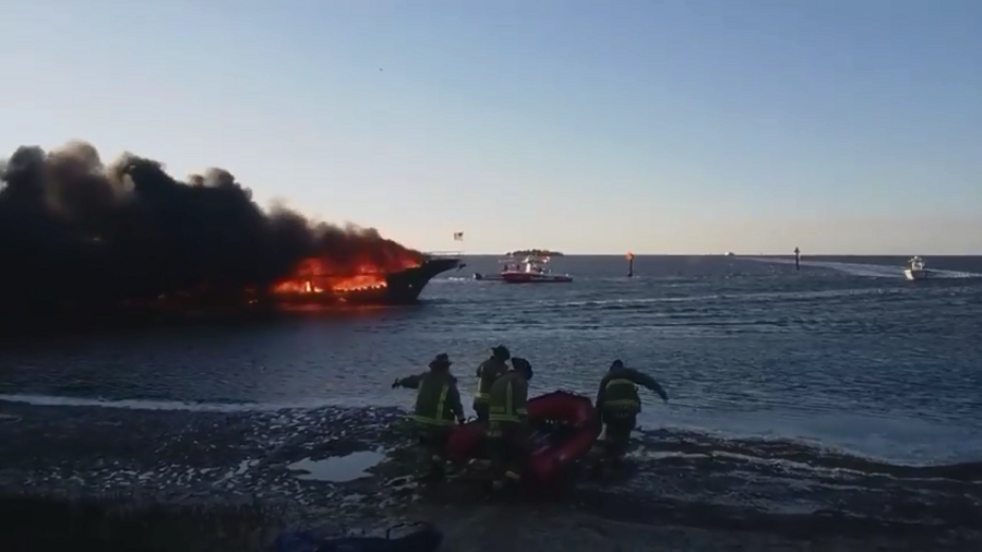 Fire engulfs Florida casino boat, forcing 50 to jump overboard (VIDEOS)