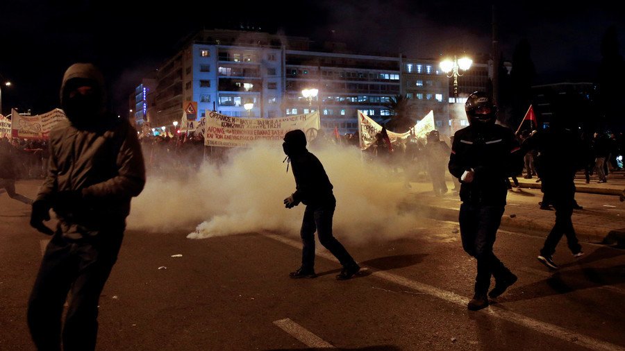 Petrol bombs & tear gas at labor reform protest in Athens (PHOTOS, VIDEO)