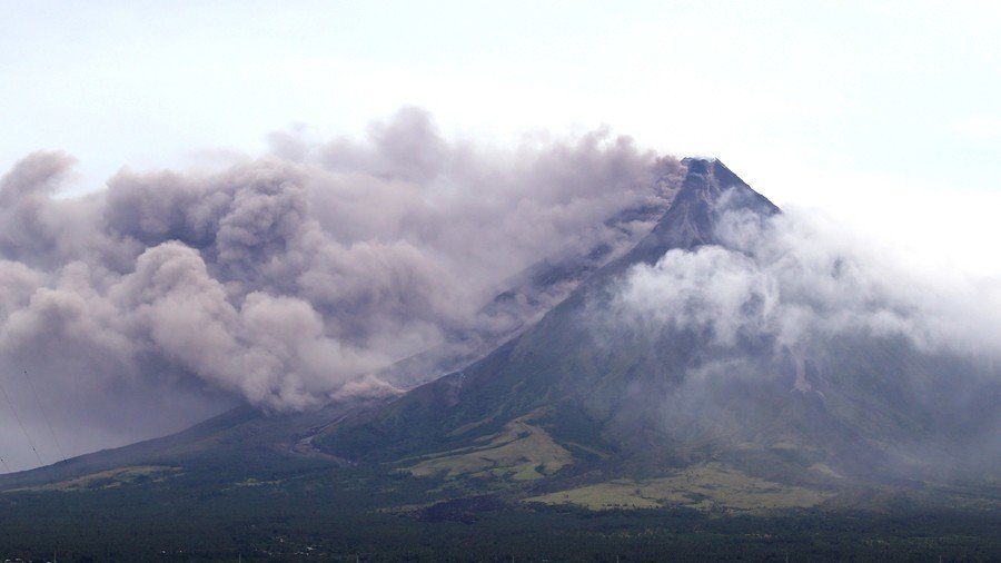 21,000 evacuated as Philippines’ Mount Mayon threatens local towns (VIDEO)