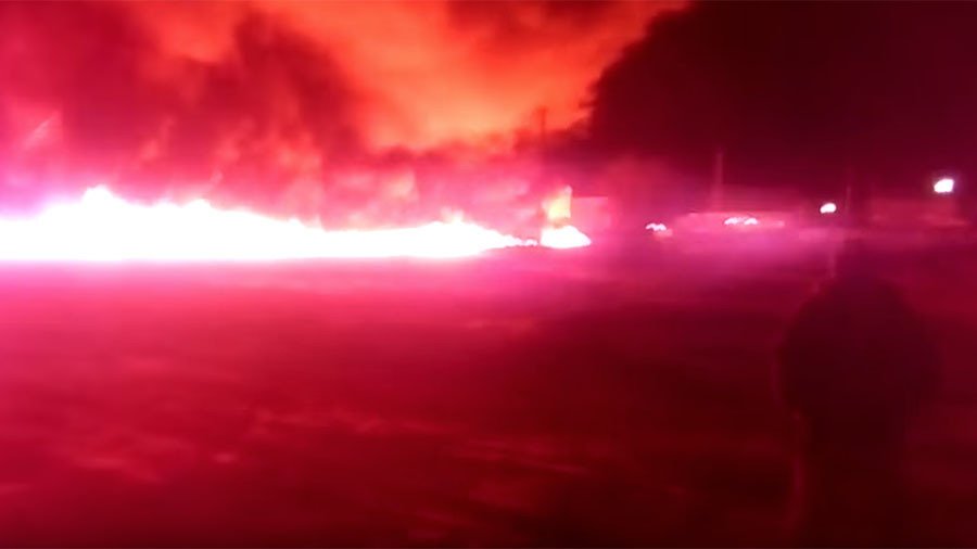 Wall of fire: Oil pipe leak sparks huge blaze in Russian village (VIDEO)