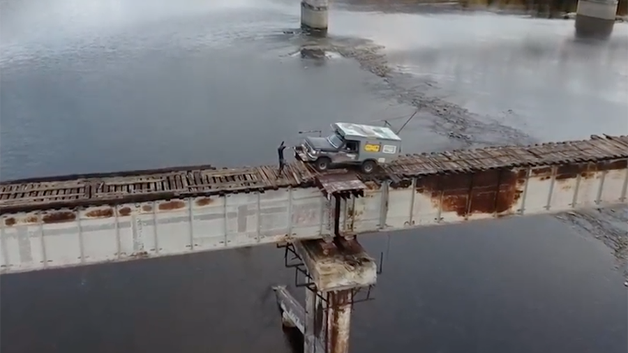 Meanwhile in Russia: Trucker risks drive across terrifying Siberian bridge (VIDEO) 