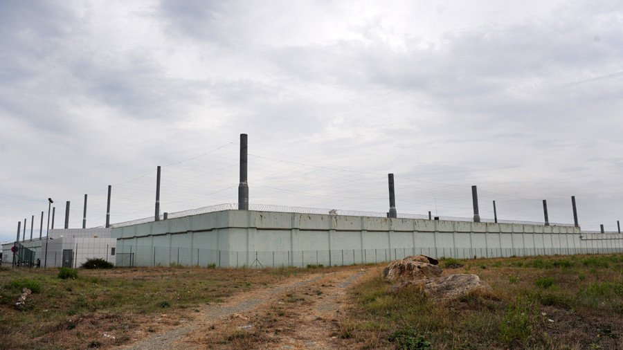 Radicalized inmate stabs 2 guards in French prison 