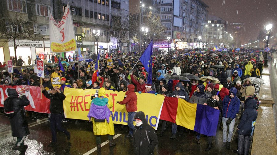 Scuffles in Bucharest as thousands protest corruption (VIDEO)