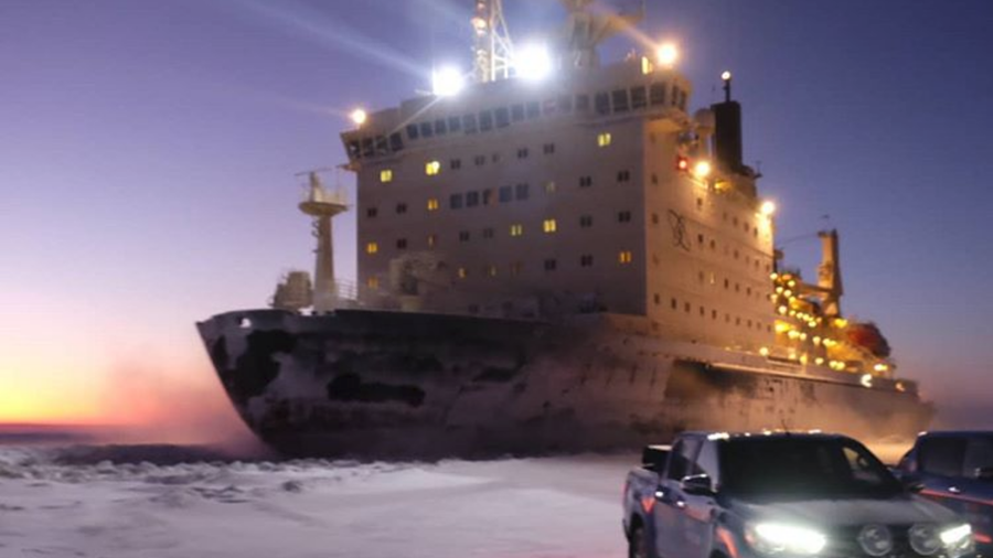 WATCH nuclear-powered icebreaker rip through ice within meters of Arctic car expedition