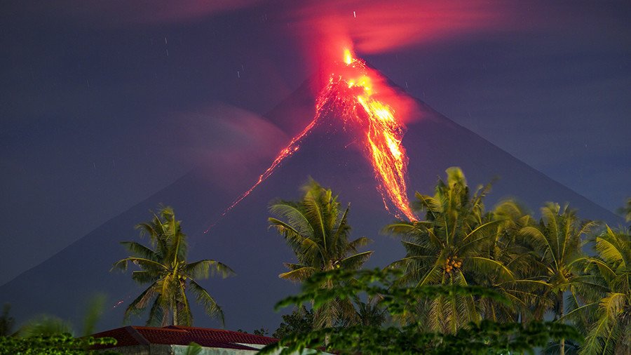 Mayon volcano in Philippines spews lava fountains & ash plumes as thousands more flee (VIDEO)